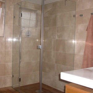 sklenený sprchový kút s otočnými dverami na mieru