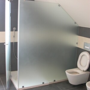 sklenený sprchový kút s otočnými dverami na mieru