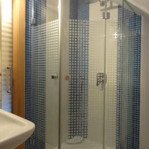 sklenený sprchový kút s otočnými dverami na mieru