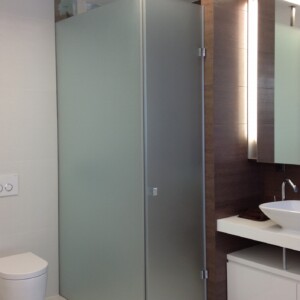 sklenený sprchový kút s otočnými dverami na mieru