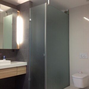 sklenený sprchový kút s otočnými dverami na mieru