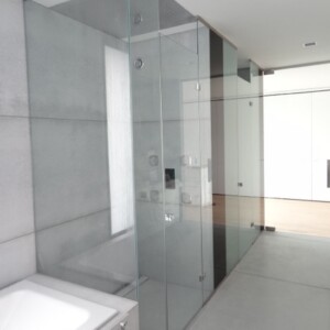 sklenený sprchový kút s otočnými dverami na mieru