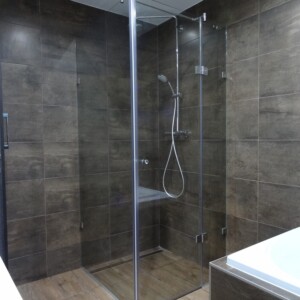 sklenený sprchový kút s otočnými dverami na mieru