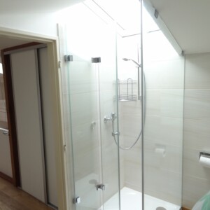 sklenený sprchový kút so skladacími dverami na mieru