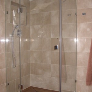 sklenený sprchový kút s otočnými dverami na mieru