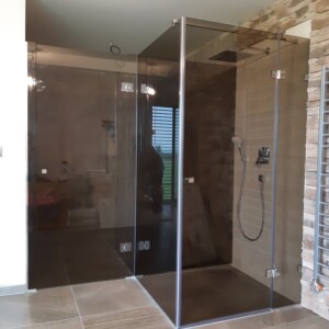 sklenený sprchový kút s otočnými dverami na mieru