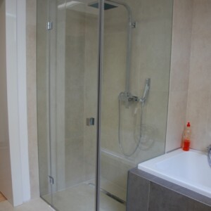 sklenený sprchový kút s otočnými dverami na mieru