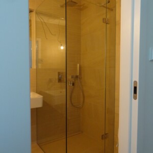 sklenený sprchový kút s otočnými dverami na mieru