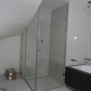 sklenený sprchový kút s otočnými dverami na mieru