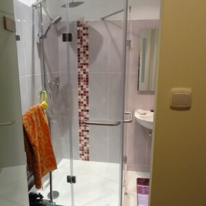 sklenený sprchový kút s otočnými dverami na mieru