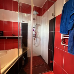 sklenený sprchový kút s otočnými dverami na mieru