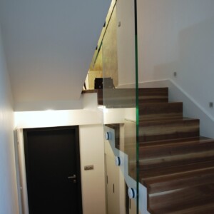 sklenené zábradlie na schodoch rodinného domu