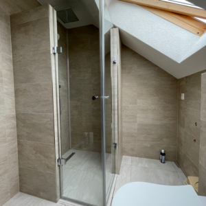 dvojkrídlové sprchové dvere z číreho skla na mieru