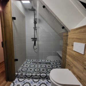 sklenený sprchový kút s otočnými dverami na mieru