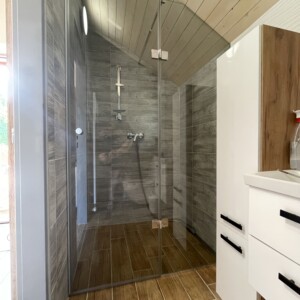 sklenený sprchový kút s otočnými dverami na mieru