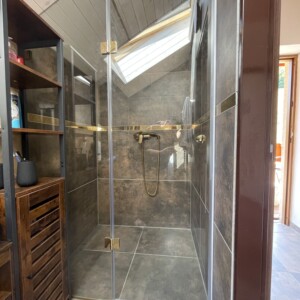 sklenený sprchový kút s otočnými dverami na mieru