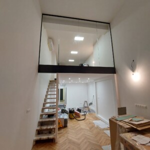 pevná sklenená stena z číreho skla s funkciou zábradlia