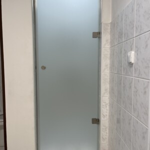 sklenené sprchové dvere z matného skla na otočných pántoch