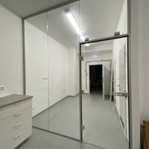 sklenená stena s otočnými dverami s výklopným vetracím svetlíkom