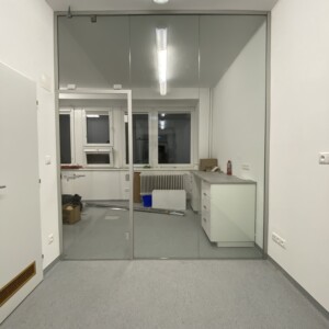 sklenená stena s otočnými dverami s výklopným vetracím svetlíkom