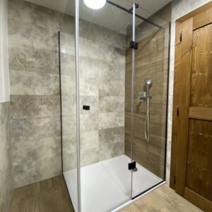 sklenený sprchový kút s otočnými dverami na mieru