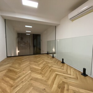 sklenené zábradlie na galérií schodiska a sklenená stena s funkciou zábradlia