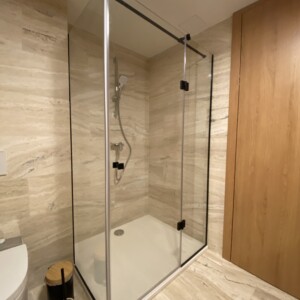 sklenený sprchový kút s otočnými dverami na mieru