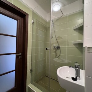 sklenená sprchová zástena s otočnými dverami na mieru