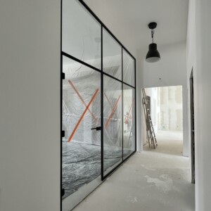 sklenená stena s otočnými dverami so svetlíkom