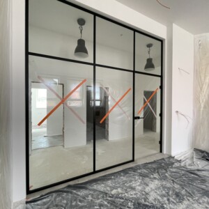 sklenená stena s otočnými dverami so svetlíkom