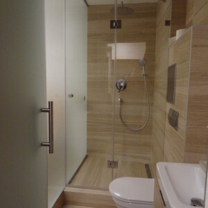 sklenená sprchová zástena s otočnými dverami na mieru