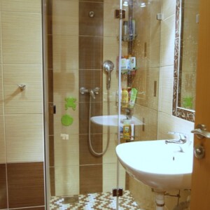 sklenená sprchová zástena s otočnými dverami na mieru