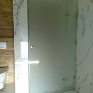 sklenená sprchová zástena s otočnými dverami na mieru