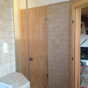 sklenená sprchová zástena s otočnými dverami na mieru