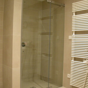 sklenená sprchová zástena s otočnými dverami na mieru